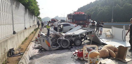 4일 오전 충남 공주시 우성면 당진∼대전고속도로 당진 방향 65.5㎞ 부근에서 발생한 역주행 사고 현장에서 경찰이 사고 내용을 조사하고 있다.사진=사진 공주소방서