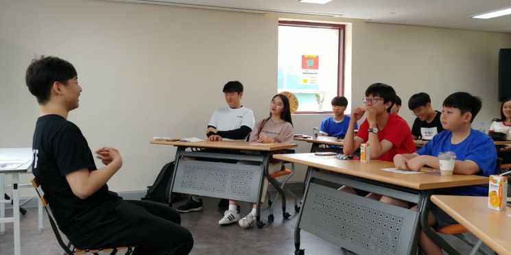 1일 열린 성북구 제11기 청소년구정참여단 정기회의에서 제3대 서울시 청소년의회 의장을 역임한 남우현군(사진 왼쪽)과의 대화의 시간을 가지고 있다.
