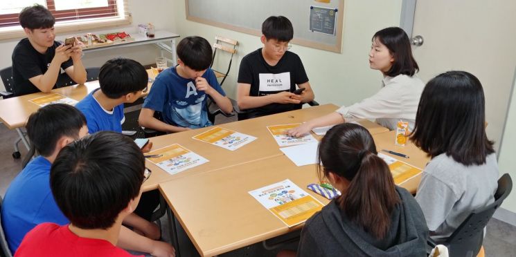 1일 열린 성북구 제11기 청소년구정참여단 학생들이 앞으로 활동계획에 대한 이야기를 나누고 있다.