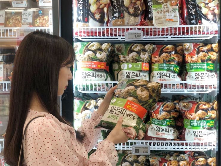 풀무원, ‘얇은피꽉찬속 만두’ 출시 한 달 만에 120만 봉지 판매…냉동만두 시장 2위