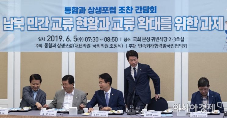 [포토] 토론회 참석하는 이인영 원내대표