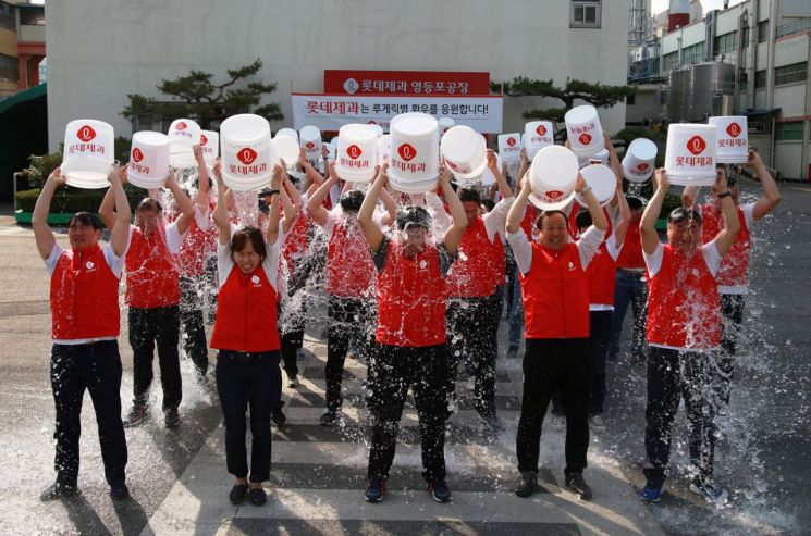 민명기 롯데제과 대표이ㅏ(앞줄 가운데)가 영등포공장에서 임직원과 함께 루게릭병 환자를 위한 '아이스버킷 챌리지'에 동참하고 있는 모습.