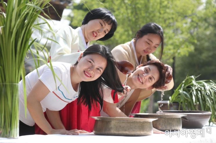 [포토]'창포물에 머리 감아요'