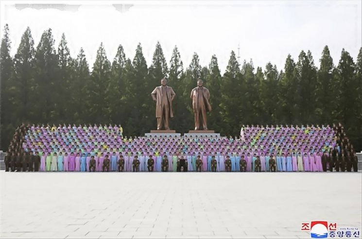 김정은, 軍가족과 기념사진…군부 기 살리기