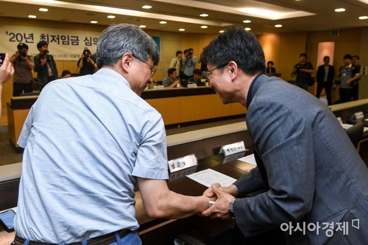 [포토]공청회 참석자들과 인사하는 박준식 위원장