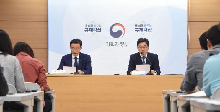 김병규 기획재정부 세제실장(사진 오른쪽)이 5일 정부세종청사에서 정부의 주세 개편안을 발표하고 있다.