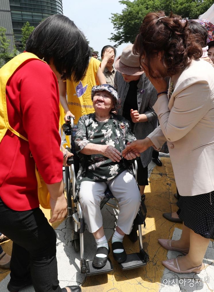 [포토]휠체어 타고 수요시위 참석하는 길원옥 할머니