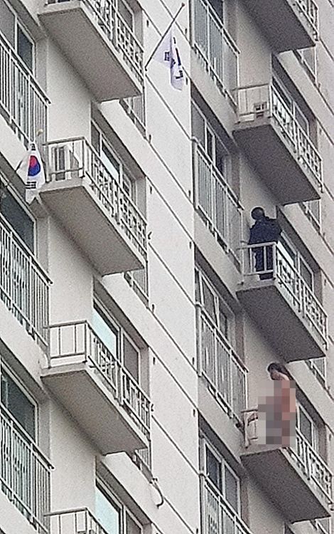 6일 오전, 알몸 상태로 아파트 12층 베란다에서 자살소동을 벌인 50대 남성 / 사진 = 연합뉴스