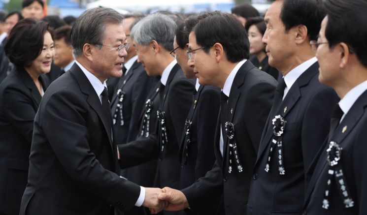 한국당 "文대통령의 김원봉 헌사, 귀를 의심" 비난 