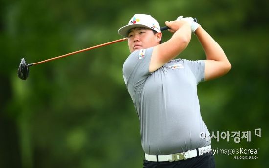 임성재가 RBC캐나다오픈 첫날 15번홀에서 티 샷을 하고 있다. 해밀턴(캐나다)=Getty images/멀티비츠