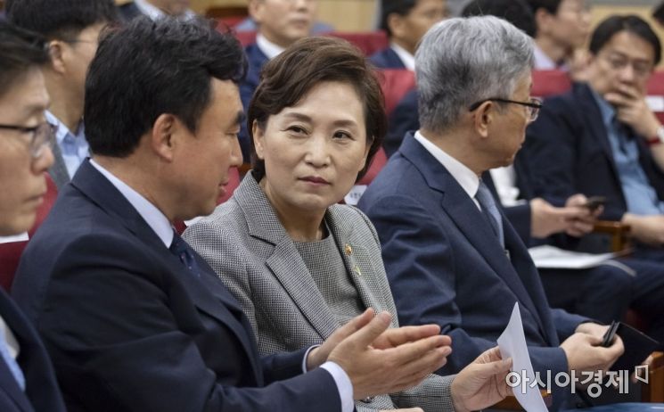 [포토] 김현미 장관, 주거복지 토론회 참석
