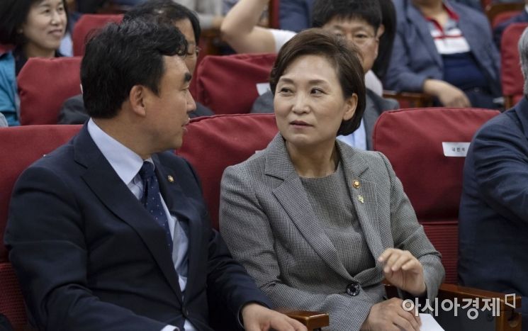 [포토] 김현미 장관, 주거복지 토론회 참석 