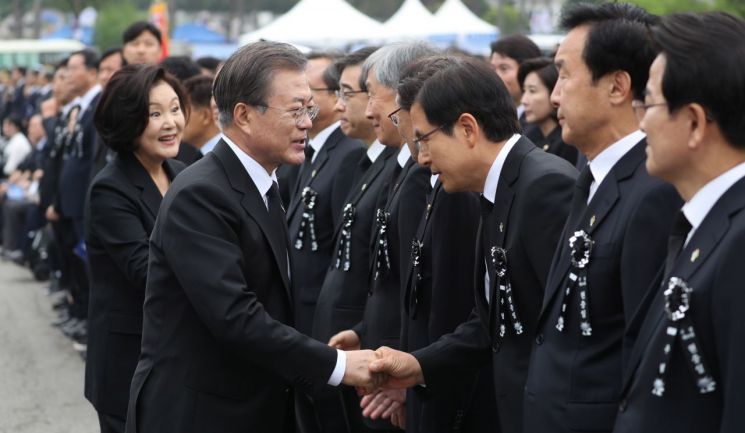 문재인 대통령이 6일 오전 국립서울현충원에서 제64회 현충일 추념식에 참석한 자유한국당 황교안 대표와 악수하고 있다.
사진=연합뉴스
