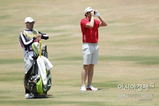 EPGA투어가 이벤트성 대회 골프식시스에서 선수들의 반바지 착용을 허용했다.