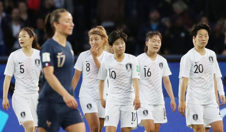 여자축구, 월드컵 개막전서 우승후보 프랑스에 0-4 패