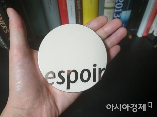 [신상 뜯어보기] 곰손도 3초만에 수정화장 끝…에스쁘아 '테이핑 커버 쿠션
