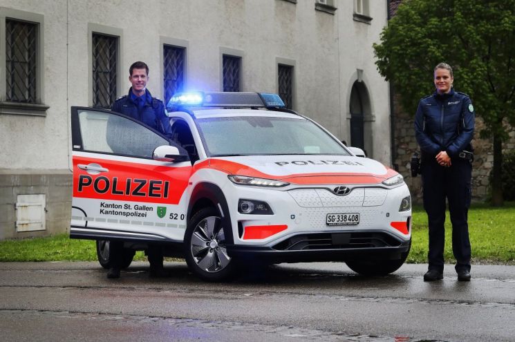 스위스 생 갈렌 주 경찰이 업무용 경찰차로 현대자동차의 전기차 코나 일렉트릭을 선정했다./사진=현대차