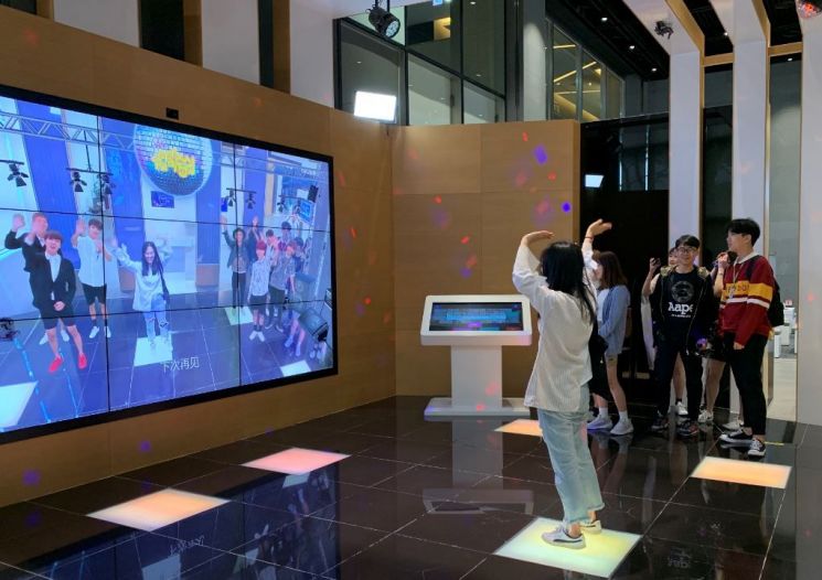 마포구 상암동의 MBC월드에서 화면 속 아이돌과 함께 뮤직비디오를 촬영하고 있는 재한중국인 유학생 기자단