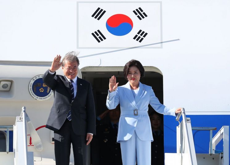 문재인 대통령과 김정숙 여사가 9일 오후(현지시간) 핀란드 헬싱키 반타공항에 도착한 공군 1호기에서 내리면서 손을 흔들고 있다.
사진=연합뉴스