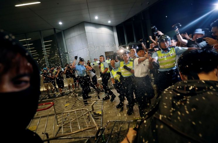 100만명 거리로 쏟아진 홍콩…최대규모 시위 몸싸움으로 확산