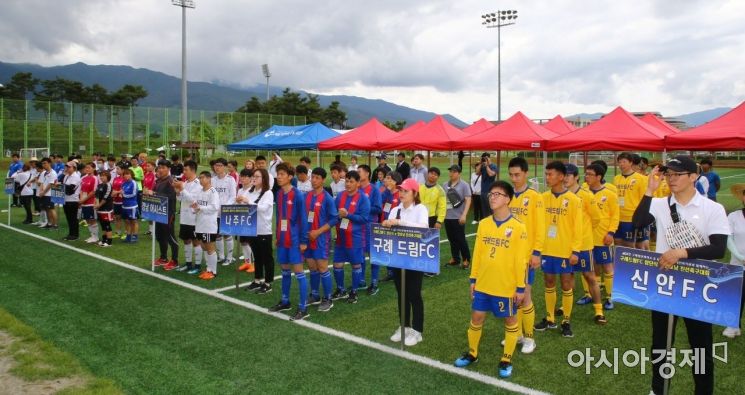 8일 전남 구례군공설운동장에서 구례드림 FC 창단식 및 영·호남 친선경기가 열리고 있다. (사진=구례군 제공)