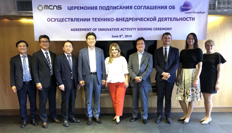 ▲ MCNS는 지난 8일 러시아 상트페테르부르크시에서 시스템하우스 건설 관련 특별경제구역 투자 및 부지인수 협약을 체결했다. 사진은 임의준 MCNS 대표(왼쪽 네 번째)가 협약 체결후 관계자들과 사진촬영을 하고 있다.