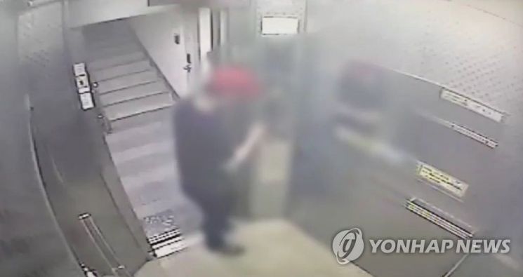 지난 27일 오전 A(36)씨가 범행 전 모자를 쓰고 피해자 아파트에 찾아가는 모습. 전남 순천경찰서는 성폭행을 시도하고 저항하던 피해자를 숨지게 한 혐의(강간치사)로 A씨에 대한 구속영장을 신청했다.사진=연합뉴스