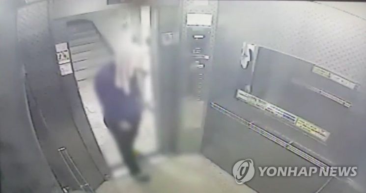 지난 27일 오전 A(36)씨가 옷을 바꿔입고 얼굴을 수건으로 가린 채 피해자 집에서 나와 엘리베이터를 타는 모습. 전남 순천경찰서는 성폭행을 시도하고 저항하던 피해자를 숨지게 한 혐의(강간치사)로 A씨에 대한 구속영장을 신청했다.사진=연합뉴스