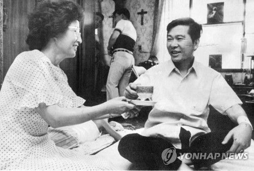 사진은 1993년 8월 12일 김대중씨가 자택에서 이희호 여사와 담소를 나누는 모습. [이미지출처=연합뉴스]