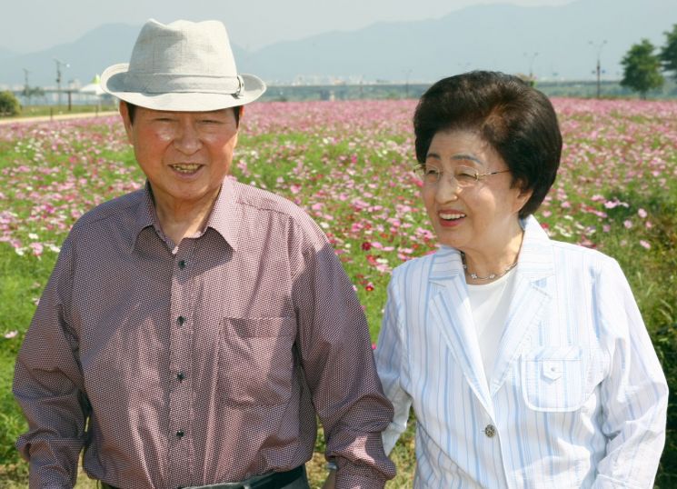 2008년 9월 18일 경기도 구리 한강 둔치에 만개한 코스모스 단지를 찾은 김대중 전 대통령과 이희호 여사 <사진=연합뉴스>