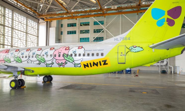 진에어, 카카오 '니니즈' 래핑항공기 선봬…특가 프로모션도
