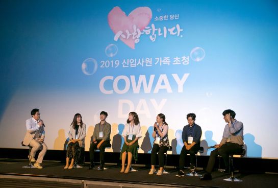 웅진코웨이 신입사원들이 '코웨이데이' 행사에 참석해 가족들에게 회사 생활에 대해 소개하며 토크쇼를 진행하고 있다.