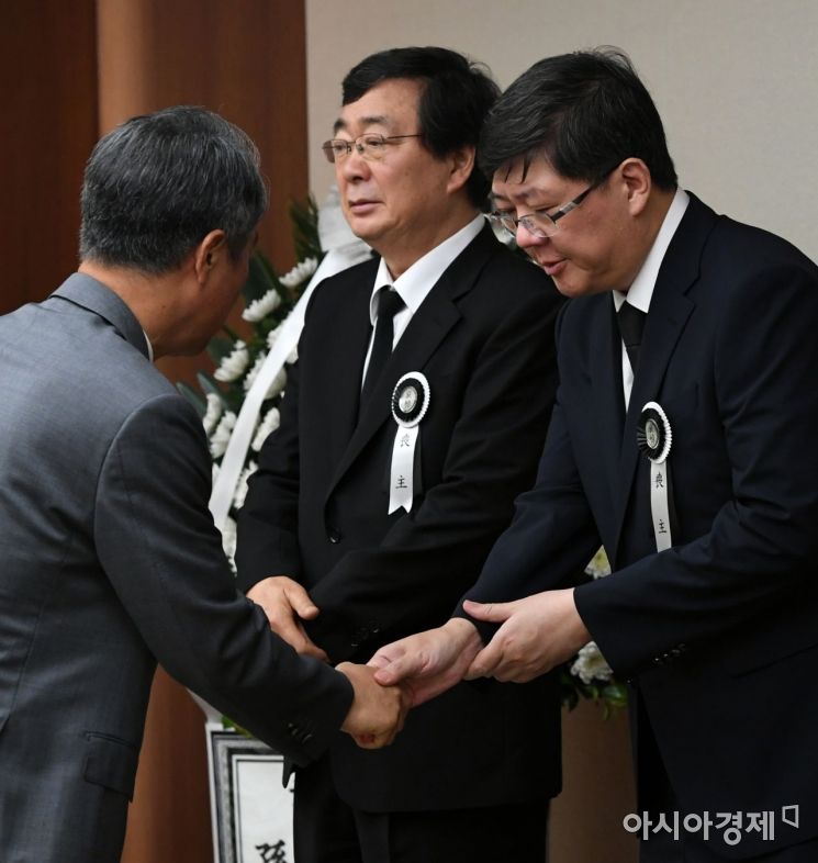 [포토] 조문객 맞이하는 김홍업-김홍걸