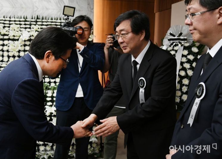 [포토] 유가족 위로하는 황교안 자유한국당 대표