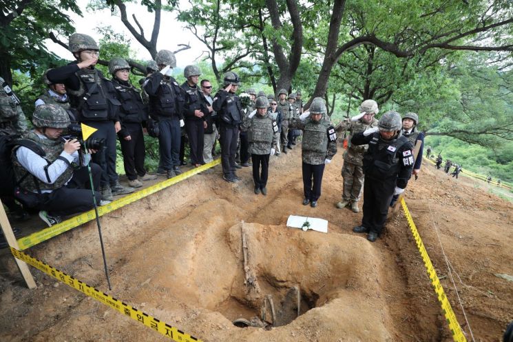 유해발굴 현장 찾은 국방장관 "함께 피 흘렸던 참전국에 감사"