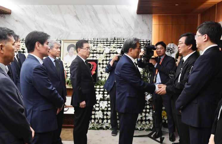 노영민 靑비서실장, 故이희호 여사 빈소 조문…"文대통령 애통해 해"(종합)