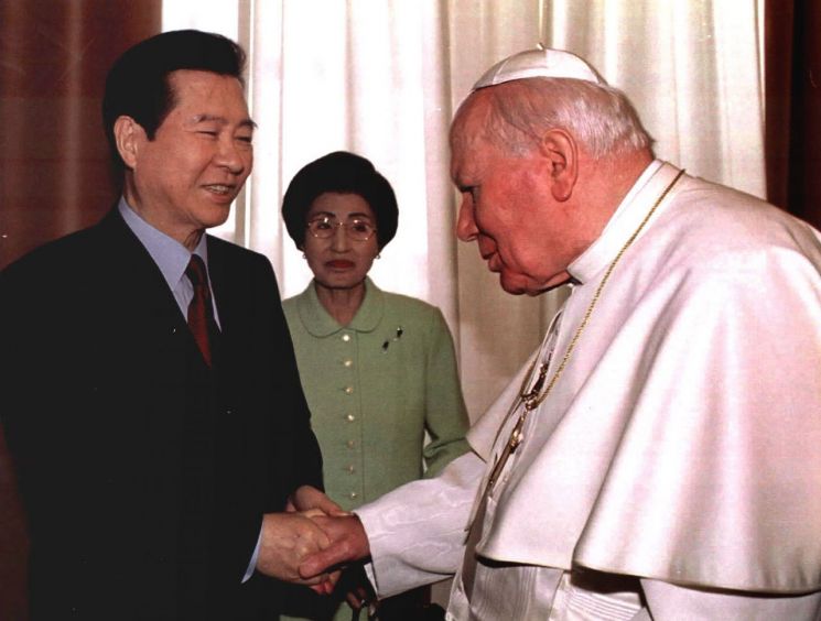 2000년 3월 바티칸을 방문한 김대중 전 대통령 내외가 요한 바오로 2세 교황과 만나는 모습.