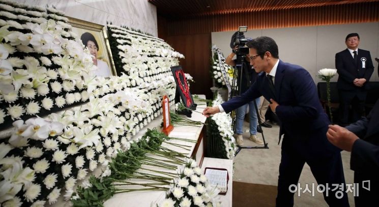 [포토]헌화하는 정병국 의원