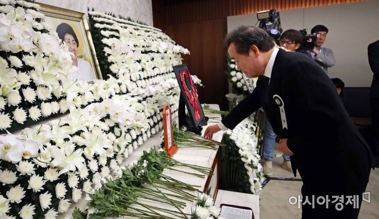 [포토]헌화하는 이낙연 총리