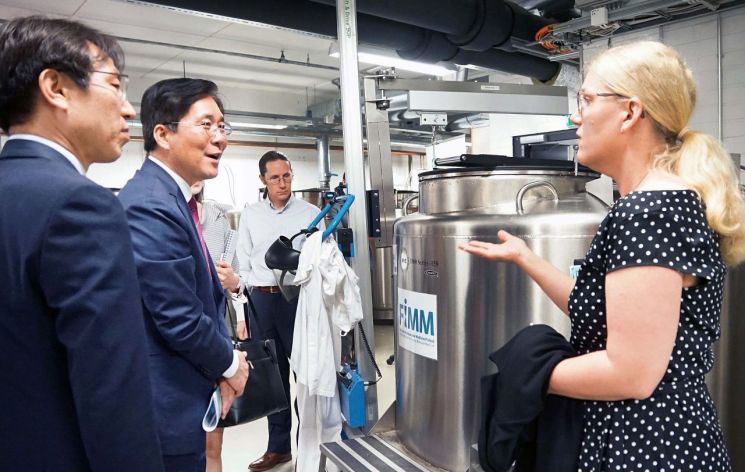 성윤모 산업통상자원부 장관(왼쪽 두번째)이 11일(현지사진) 핀란드 헬싱키에 소재한 헬싱키대학 분자의학연구소(FIMM)를 방문해 마크 데일리(Mark Daly) 연구소장으로부터 핀란드 정부의 유전체 빅데이터 구축 사업인 '핀젠 프로젝트' 현황과 요한 룬딘(Johan Lundin) 연구과장의 정밀의료를 위한 디지털 진단기술 설명을 청취하고, 분자의학연구소의 바이오 뱅크 샘플 저장소 등 주요시설을 둘러보고 있다.