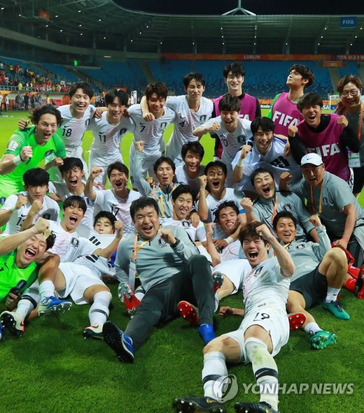 한국 U20 축구 대표팀 선수들과 스탭들이12일(한국시간) 폴란드 루블린 경기장에서 열린 2019 국제축구연맹(FIFA) U20 월드컵 4강전이 끝난 뒤 그라운드에 앉아 환호하고 있다./사진=연합뉴스