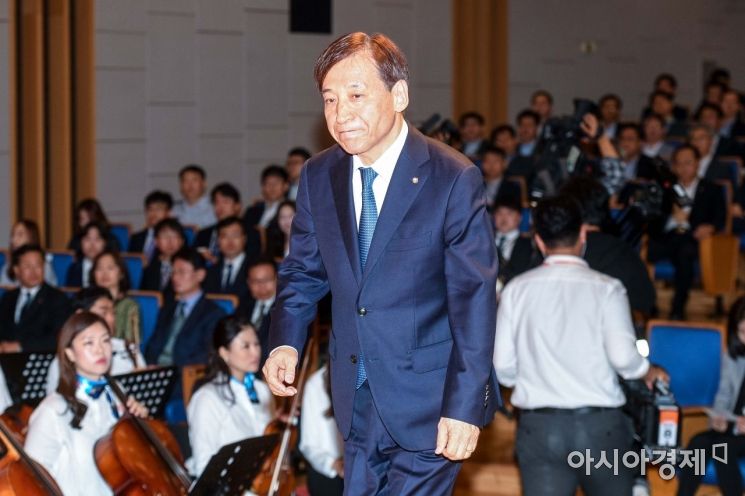 [포토]연단으로 이동하는 이주열 한국은행 총재