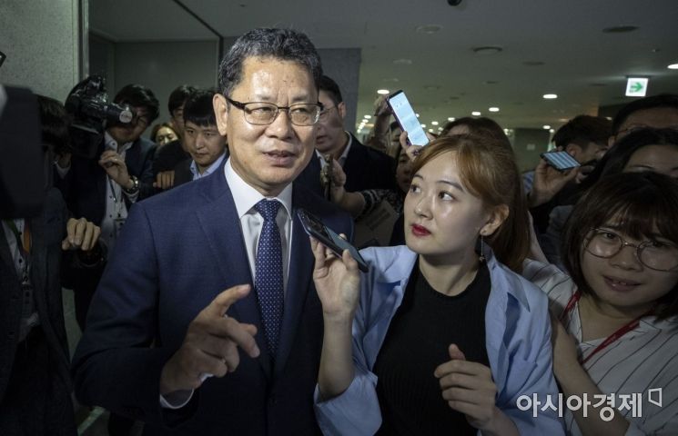 [포토] '북 조문단' 관련 질문 받는 김연철 장관