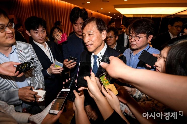 [포토]금리 인하 관련 질문 받는 이주열 한국은행 총재