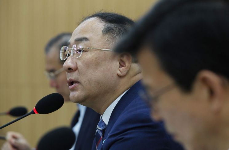 홍남기, 한은 총재 '상황 대응' 언급에 "통화 완화 가능성으로 이해" 