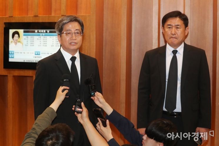 [포토]질문 답변하는 김명수 대법원장