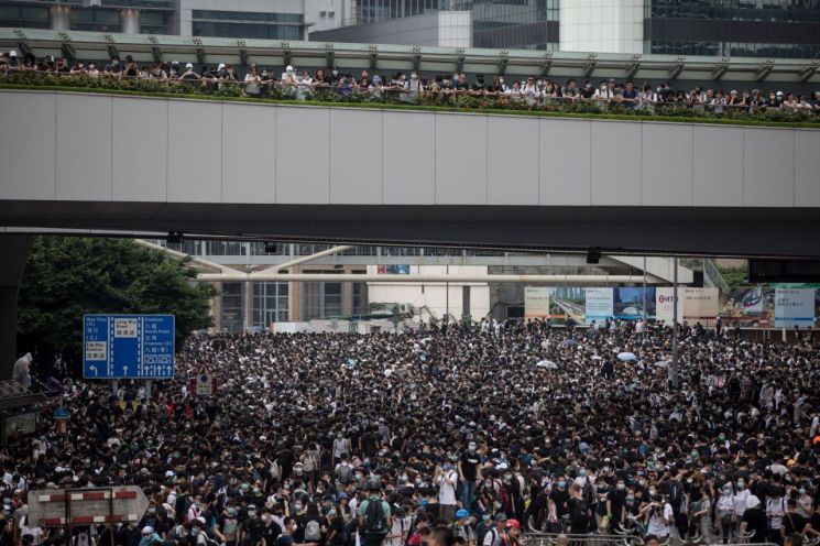 홍콩, 시위 확산에 '범죄인 인도 법안' 심의 연기