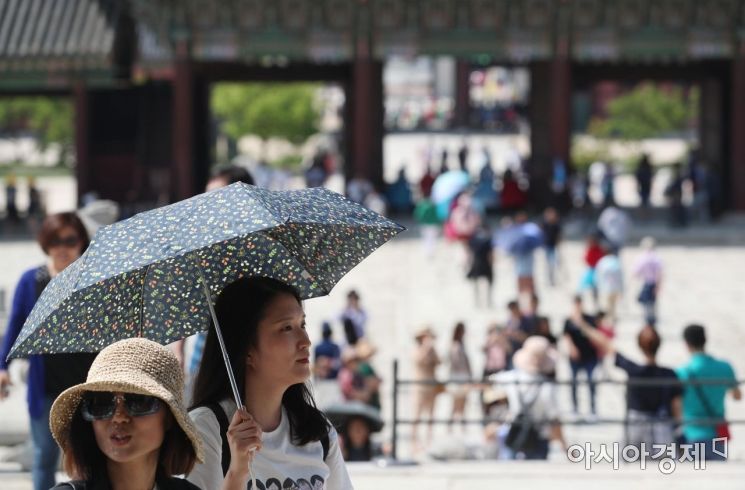 초여름 날씨를 보인 12일 서울 종로구 경복궁을 찾은 관광객들이 즐거운 시간을 보내고 있다. /문호남 기자 munonam@
