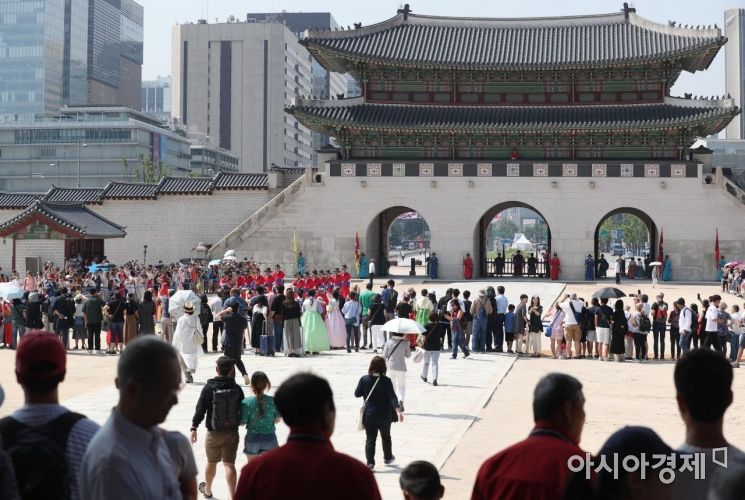 초여름 날씨를 보인 12일 서울 종로구 경복궁을 찾은 관광객들이 즐거운 시간을 보내고 있다. /문호남 기자 munonam@