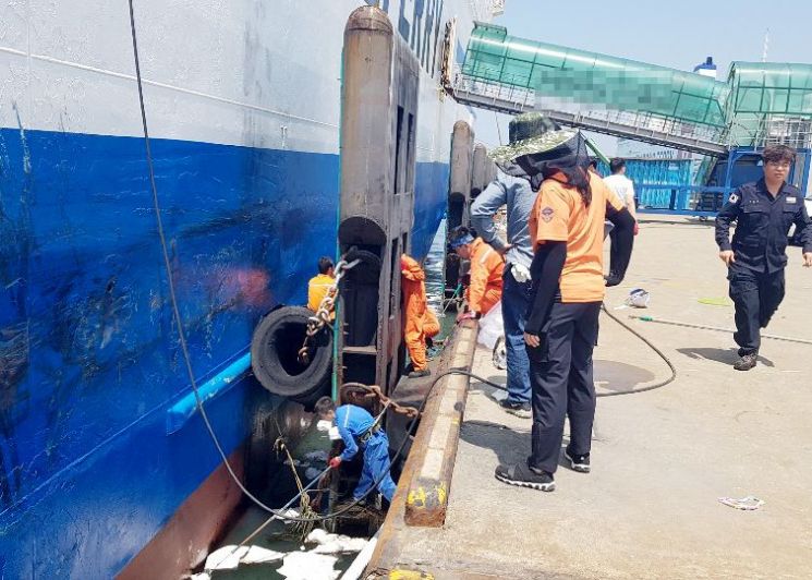 인천 국제여객터미널 해상서 벙커 C유 100ℓ 유출…긴급방제